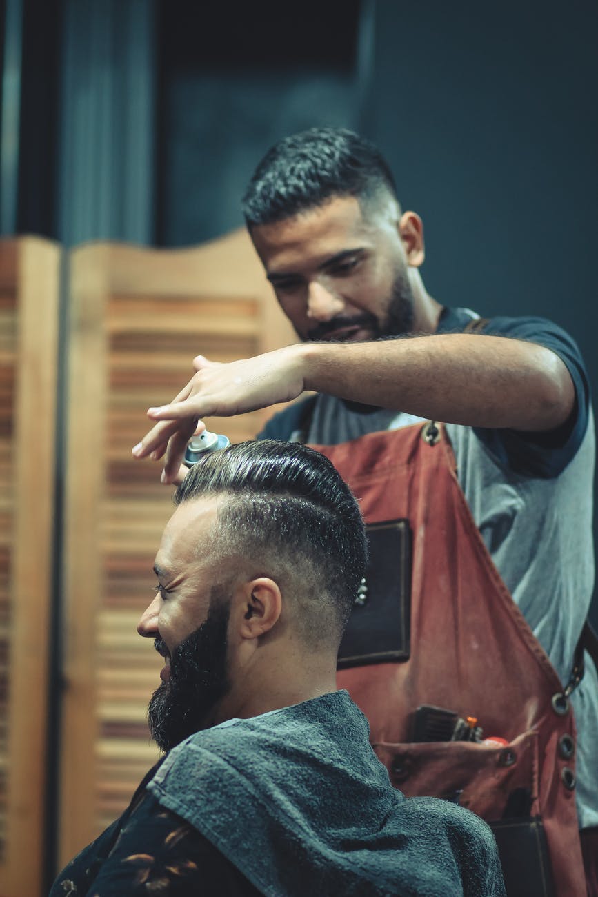 Man met baard in barbershop sfeer